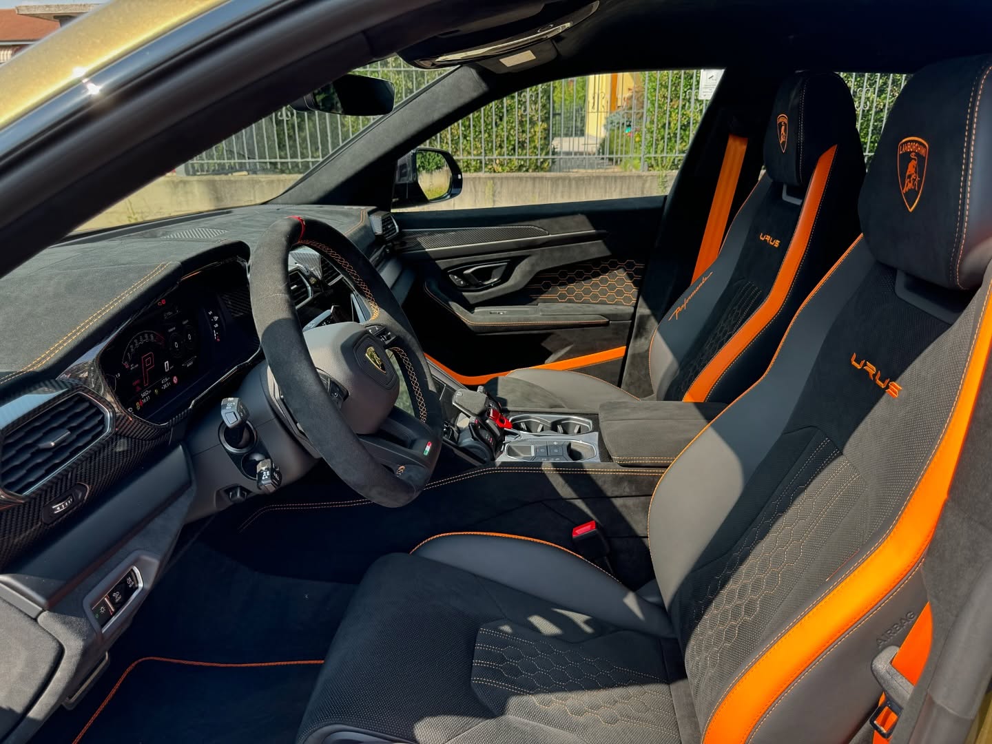 LAMBORGHINI URUS