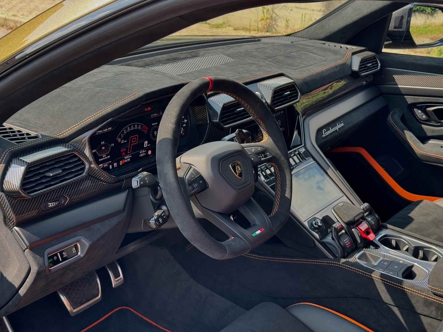 LAMBORGHINI URUS
